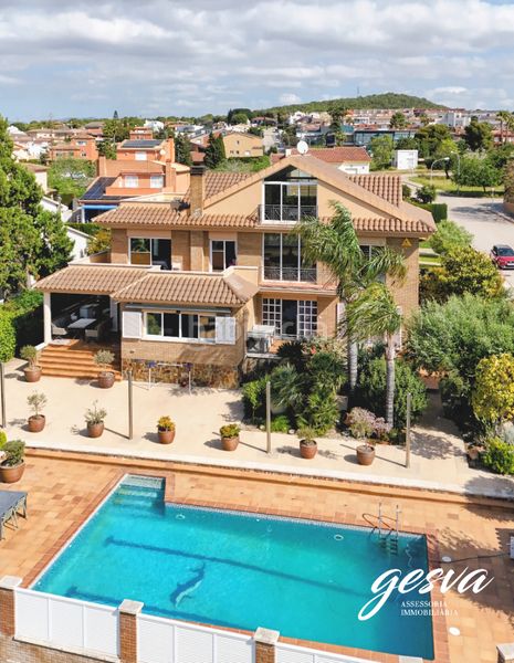 Foto 5edc154f-cb4f-4ede-8649-046b9fcacc65. Chalet avec cheminée chauffage parking piscine dans Vendrell (El)
