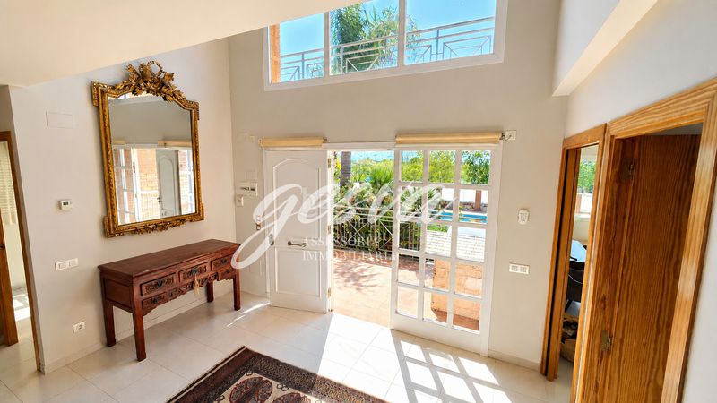 Foto a30a0f1a-5e7d-42bd-8082-4c5d685f3d00. Chalet avec cheminée chauffage parking piscine dans Vendrell (El)