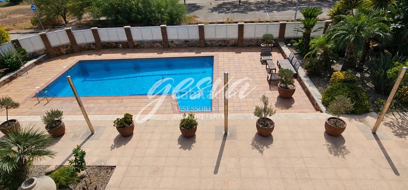 Foto ce31d6d7-077a-4fe0-aede-4e028ad477c7. Chalet avec cheminée chauffage parking piscine dans Vendrell (El)