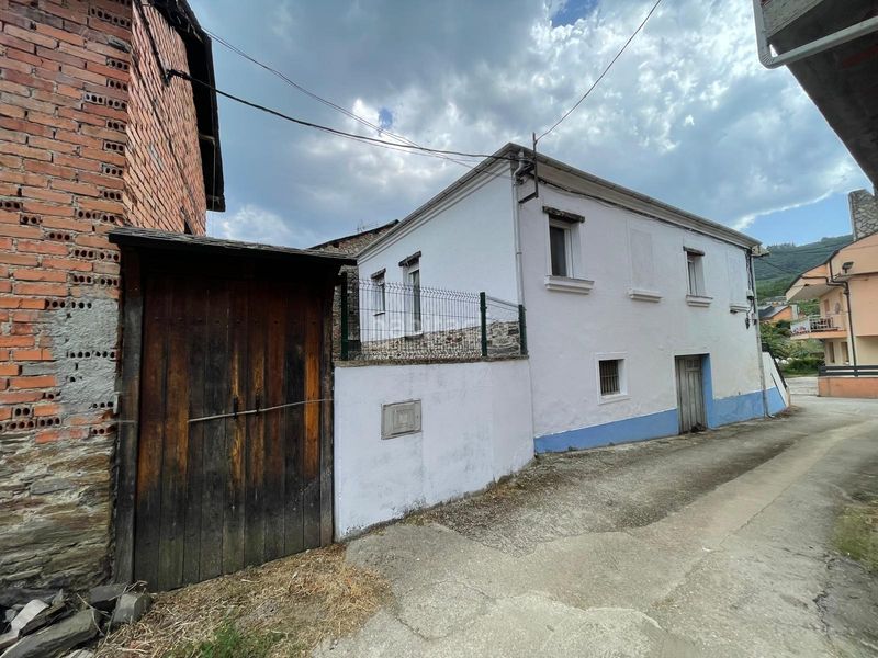 Foto af41092f-ea73-4d57-a6db-76ef5fd412db. Casa con riscaldamento in Corullón