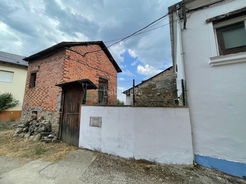 Foto b959da36-c615-4afe-b21a-5712a938df75. Casa con riscaldamento in Corullón