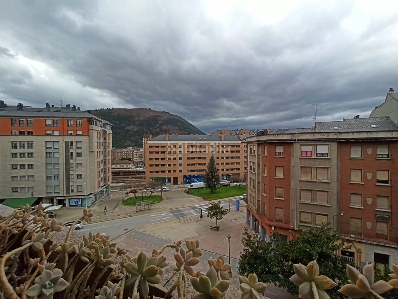 Foto 23323ef9-0049-4c67-b12e-050e4fa21671. Lloguer pis amb calefacció aparcament a Centro Ponferrada