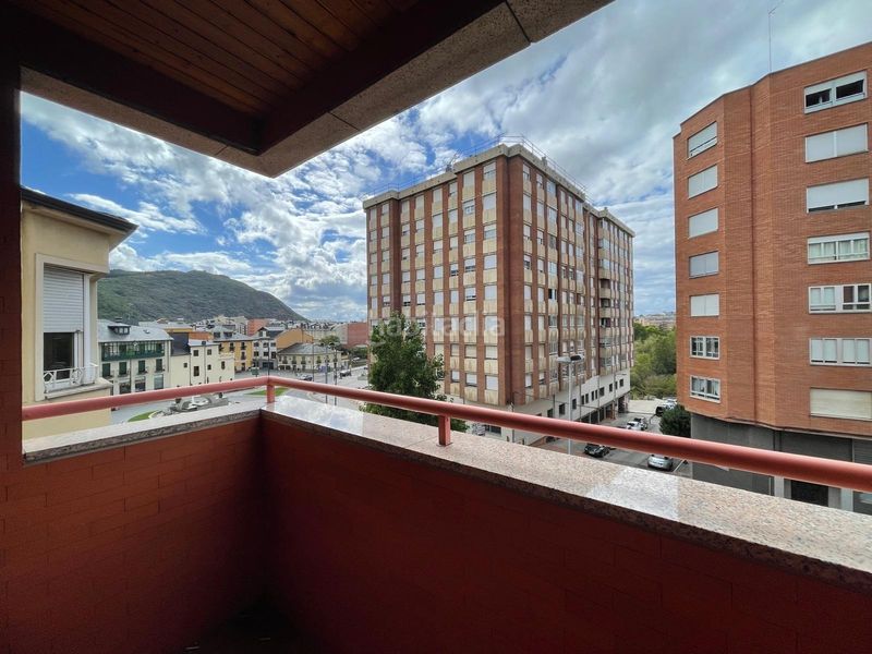 Foto cb7191a2-454f-4102-b89f-5fe1a5a91e9d. Pis amb calefacció aparcament a Zona Alta Ponferrada