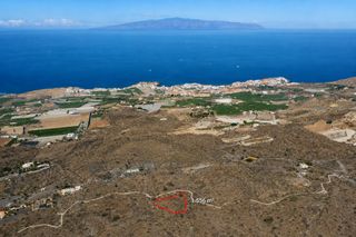 Terreny residencial a Alcalá. Venta de suelo agrícola en guía de isora 1.556m2 a solo 370 metr