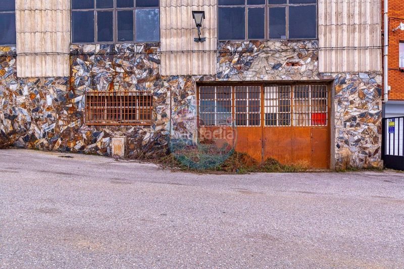 Foto fd3e8fe6-17d5-4ed4-bc03-f12beb59c61c. Nau industrial a Zona Alta Ponferrada