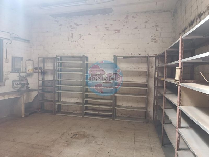 Foto a646f13d-9457-4ea8-9b6b-fd214eb9b6b0. Local comercial a Armunia León