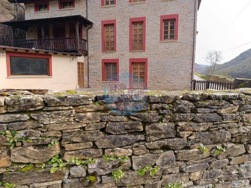 Foto 046ead92-c5a9-4c97-b207-cb79ea033e56. Masia amb calefacció a Vega de Valcarce