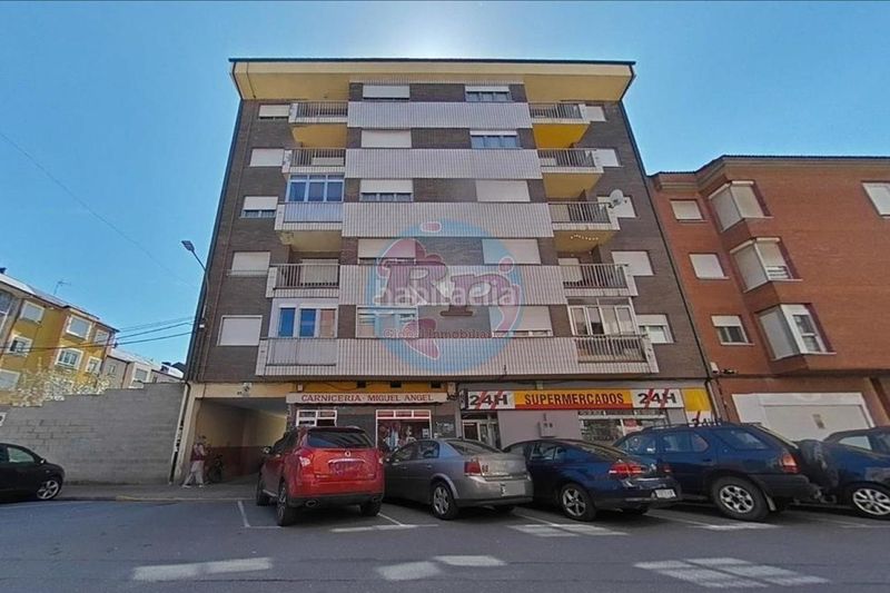 Foto 25c5ea52-b924-4922-9694-b75aed247a3d. Apartament amb calefacció aparcament a Bembibre