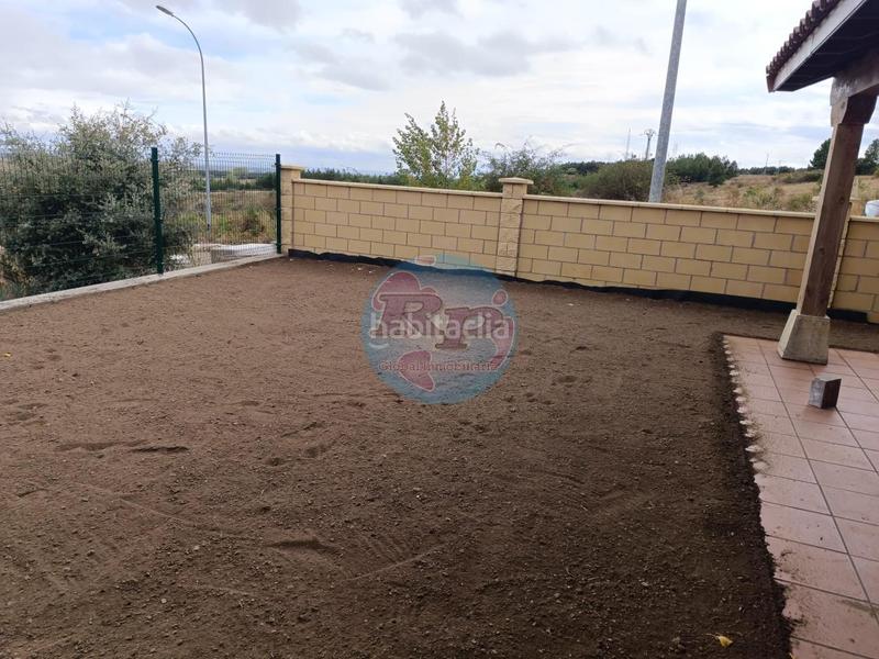 Foto 8ea9861a-b0a2-4851-8d5d-f3b16c1f4678. Casa adosada en las lomas 1 en Valdefresno
