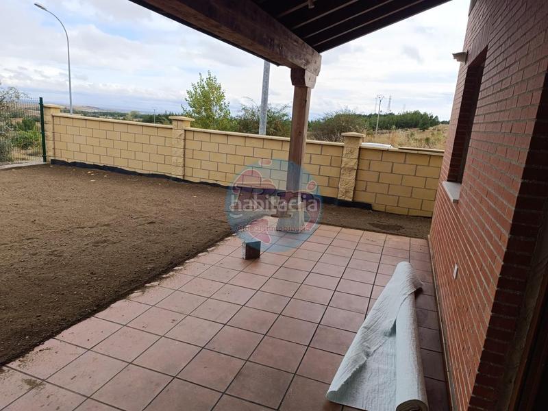 Foto adde8d09-5432-4dff-8f71-42b1eed19e0f. Casa adosada en las lomas 1 en Valdefresno