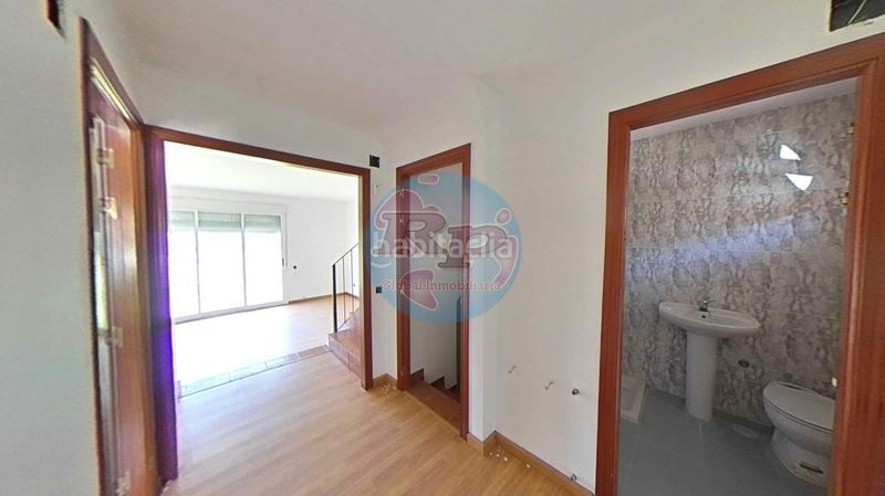 Foto a5840cf5-0c99-4594-81fd-52519c8af66f. Casa aparellada amb calefacció aparcament a Congosto