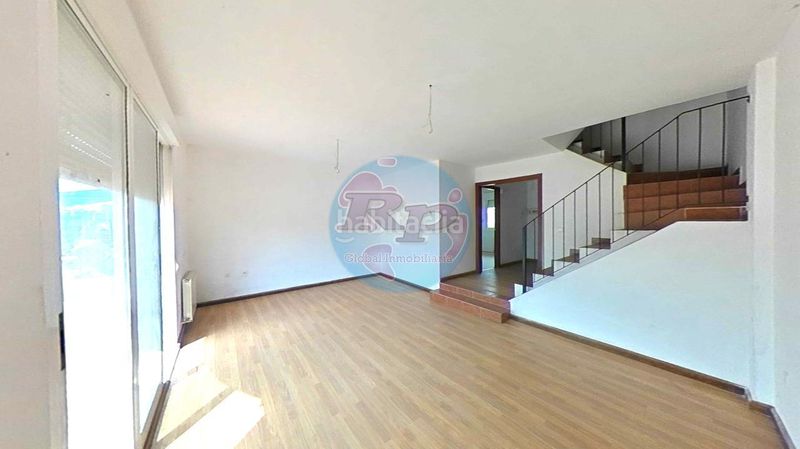 Foto fee39554-2f37-42e8-8f94-a0055c72f005. Casa aparellada amb calefacció aparcament a Congosto