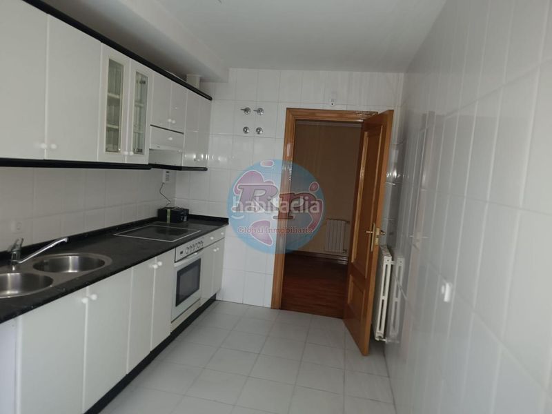 Foto e293294c-d16b-4f51-ac09-ef4a9fced9b0. Appartamento con riscaldamento parcheggio in Centro Ponferrada