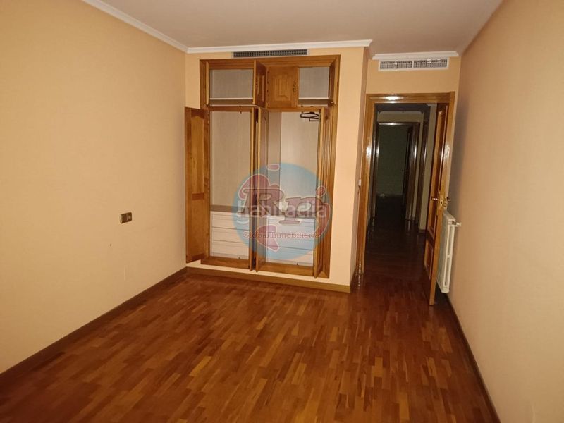 Foto f439d4d2-d5a7-4273-bd99-013e350dba6b. Appartamento con riscaldamento parcheggio in Centro Ponferrada