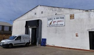 Nau industrial  Calle barrio de la cruz. Nave secadero de monesterio e instalaciones, mobiliario y equipo