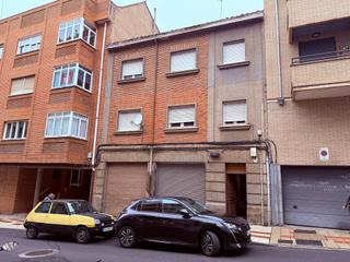 Maison  Calle santa engracia. Casa en venta en león, locales, dos viviendas y patio
