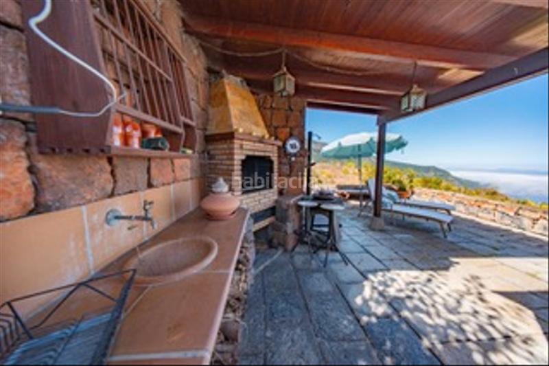 Foto 9dda2b1c-2a19-4eab-8de8-dff0b23e761c. Masia amb xemeneia a Los Realejos pueblo Realejos (Los)