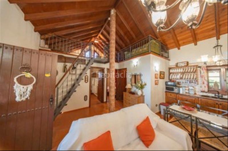 Foto aba8b7da-df98-4391-b0c2-a15dea8b34fb. Masia amb xemeneia a Los Realejos pueblo Realejos (Los)