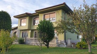 Casa a Llaranes. Casa de dos plantas en perfecto estado muy cerca de la playa