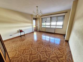 Pis  Juan ochoa. Quirinal. 3 dormitorios, saln, cocina y 2 baos. terraza. calef