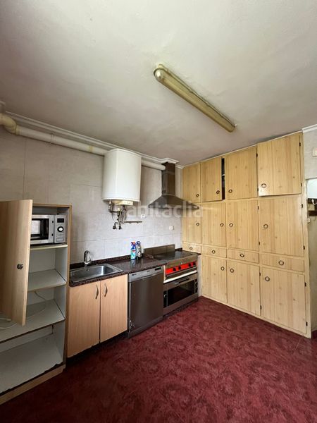 Foto 5ef63dfb-8fc5-4197-8819-1cf313400e44. Local comercial se vende bar de 120 m2 en la luz y totalmente instalado. una parte es vivienda con 2 dormitorios, un baño y cocina. buena ubicació en Avilés