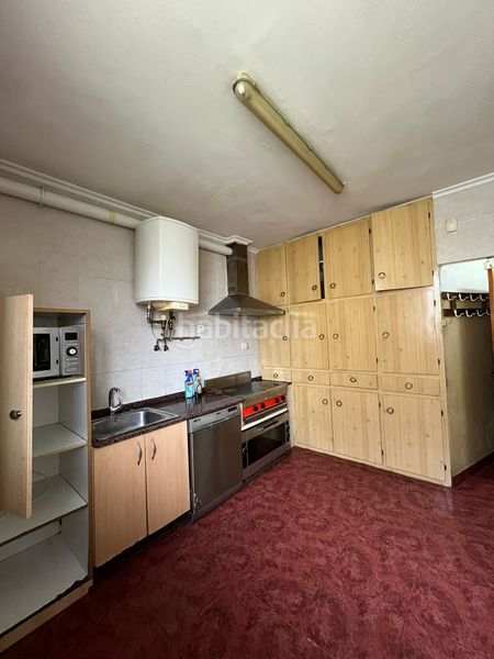 Foto 70ecf84a-ceeb-4743-8aba-ce995c6f570e. Local comercial se vende bar de 120 m2 en la luz y totalmente instalado. una parte es vivienda con 2 dormitorios, un baño y cocina. buena ubicació en Avilés
