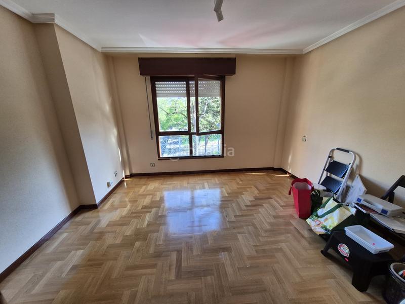 Foto 2e26933a-e809-46db-a49f-573f1f0f67d4. Piso  todo exterior, soleado y con una excelente situación . sin ascensor. plaza de garaje y trastero en Avilés