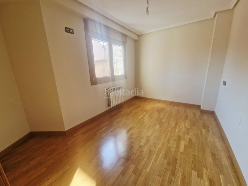 Foto eb5b5b15-e649-4d6e-9d0d-0ad2e072f83f. Pis amb calefacció aparcament a Centro Avilés
