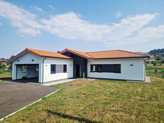 Casa a Pillarno. Chalet de diseño a estrenar en una sola planta con parcela priva