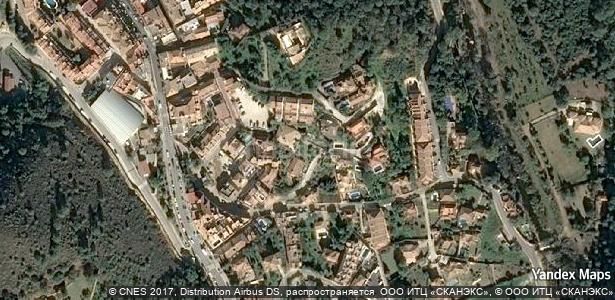 Foto b710edba-7f8b-44c5-8c5a-0f4dcb277f2d. Aparcament cotxe a Benahavís pueblo Benahavís