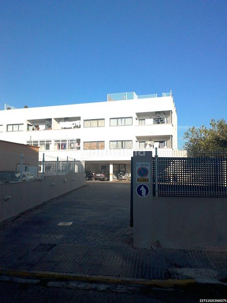 Foto caa6bbc6-683a-4ae2-8711-0832a736b6a8. Aparcament cotxe a Ses Figueretes - Platja d'en Bossa - Cas Serres Ibiza