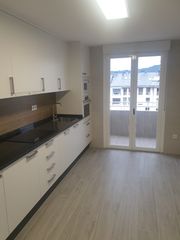 Miete Etagenwohnung in San Rosendo. Piso exterior de tres dormitorios