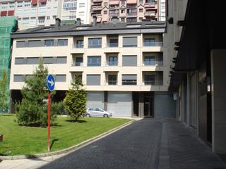 Location Local commercial  Rúa avilés de taramancos. Se vende o alquila bajo en pleno centro de ourense de 680m2.  si