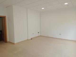 Local Comercial a Calle cardos 29. Local comercial proximo av riato