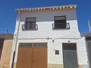 Haus  Calle rastro 16. Casa de pueblo de dos plantas con garaje en campillo de altobuey