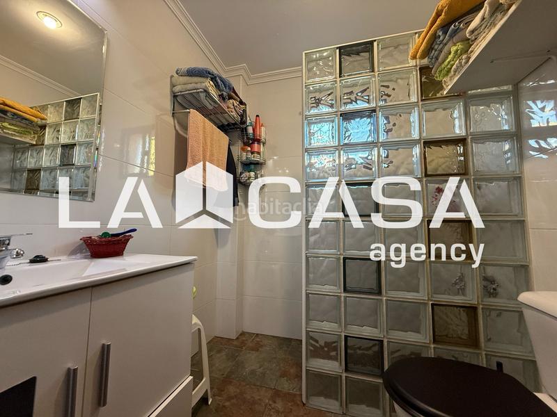 Foto e97001b6-d08c-47b5-a43e-3961a0346a23. Casa aparellada amb aparcament a cerros de Montequinto Montequinto