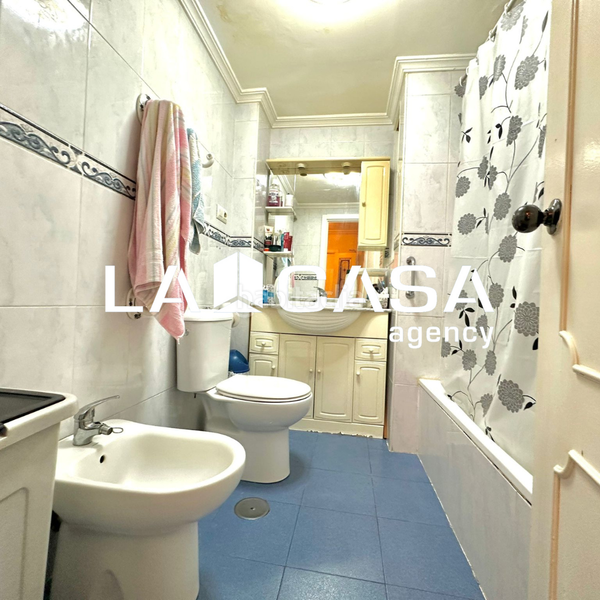 Foto 9a556ec2-3e42-4f86-99e3-2c28e82965be. Appartement avec parking dans San Julián Sevilla
