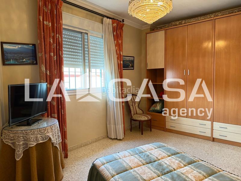 Foto 8d54a6da-c7df-4327-abf3-435f3b564abe. Casa adossada amb aparcament piscina a Avenida de Europa Montequinto