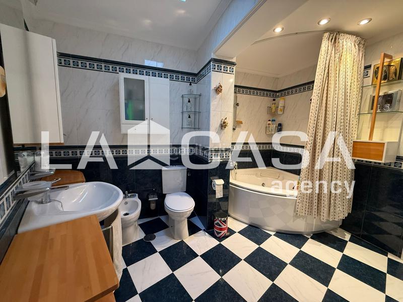 Foto ffb8b9a5-5b48-4ebe-9ede-7dbc9b946474. Casa adossada amb aparcament piscina a Avenida de Europa Montequinto