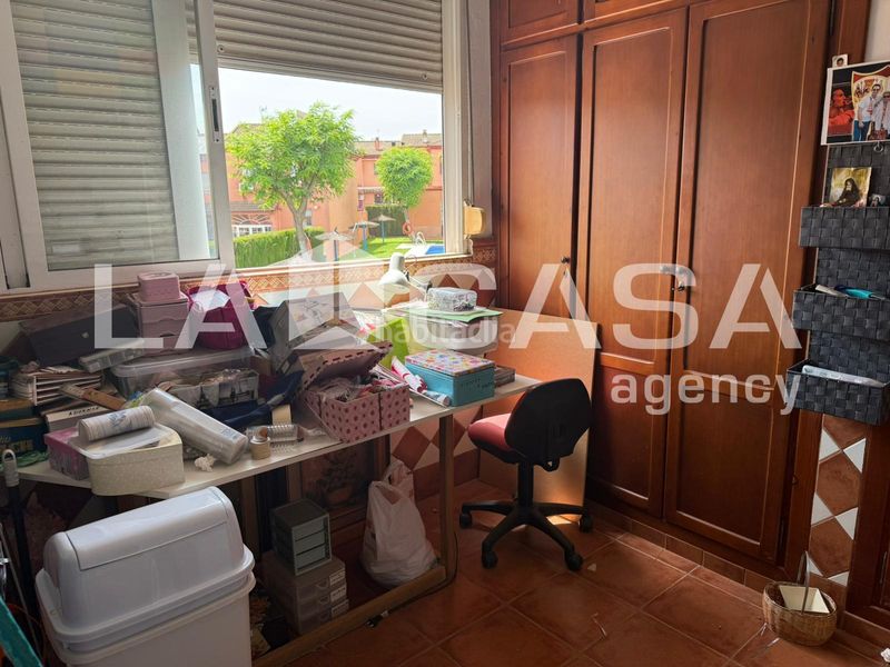 Foto 8b609375-6701-4d9d-9353-df4e13407773. Casa adossada amb piscina a Avenida de Europa Montequinto