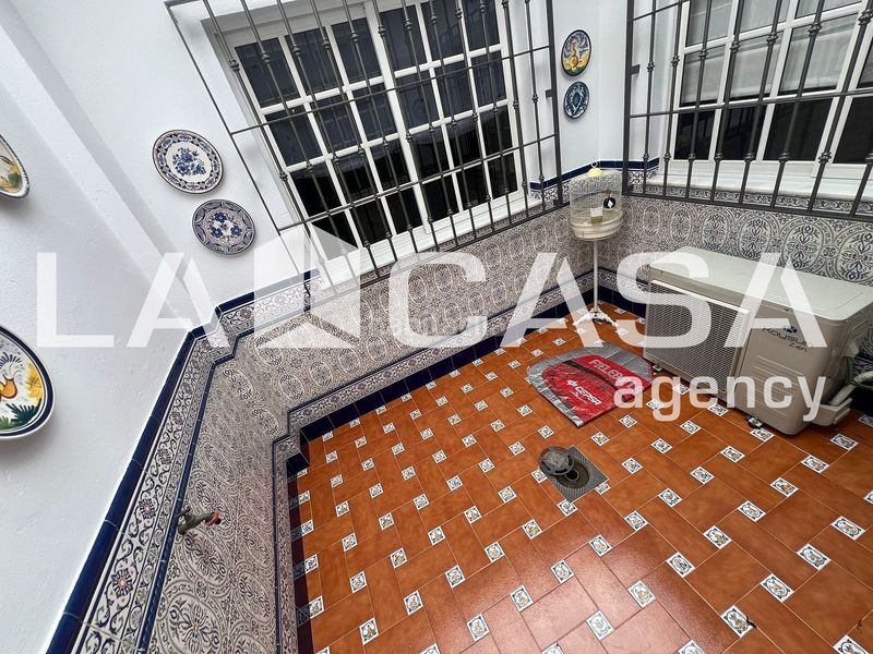 Foto 4ca3557f-5f48-46f3-a294-70b7b60fe032. Casa amb aparcament a Centro - Doña Mercedes Dos Hermanas