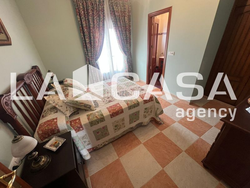 Foto f6fdf250-646e-4a46-895c-5eedcf595e95. Casa amb aparcament a Centro - Doña Mercedes Dos Hermanas