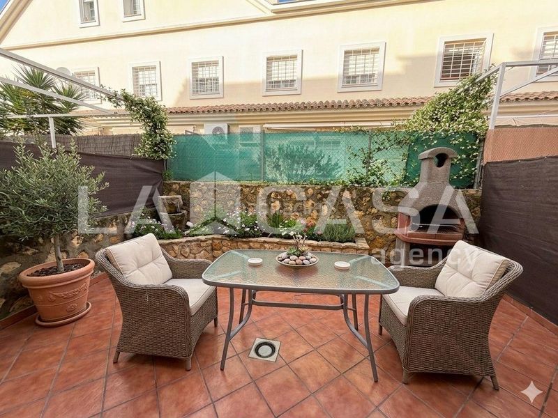 Foto 412e4d03-7d00-4e05-9e28-72d99a3e859b. Casa adossada amb aparcament a Olivar de Quintos Montequinto