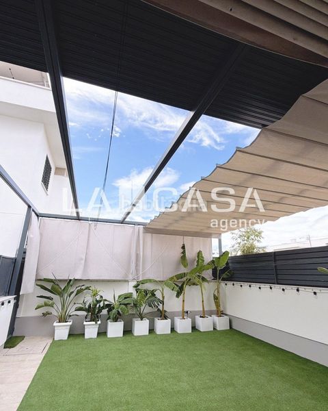 Foto 9964d7d1-b83f-4603-80fc-a6550167920e. Casa adossada amb calefacció aparcament a Entrenúcleos Dos Hermanas