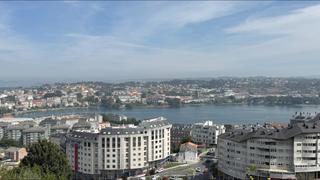 Casa in Calle de álvaro cunqueiro 2. Espectacular chalet con vistas a la ría del burgo