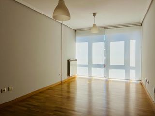 Rent Flat  Manuel lugris. Atico de 2 dormitorios sin muebles en o temple.