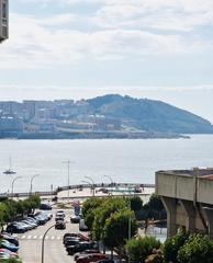 Pis  Rúa zalaeta. Piso alto soleado y con vistas parciales al mar