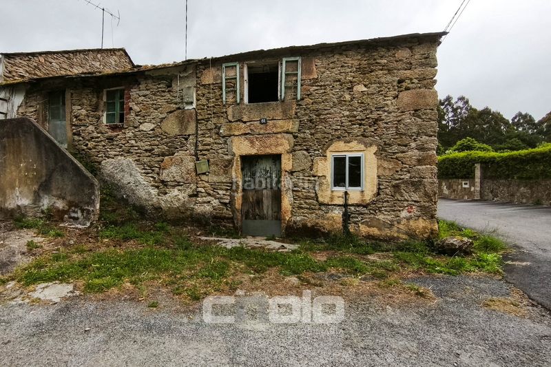 Foto d9a4f829-96ef-42a3-a91d-5c3d91e3dc31. Casa aparellada a Begonte