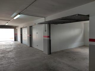 Aparcament cotxe  Carrer ribera. Garaje cerrado en el centro de l'escala