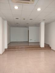 Location Local commercial  Carrer santa magdalena. Local comercial en el centro de olot